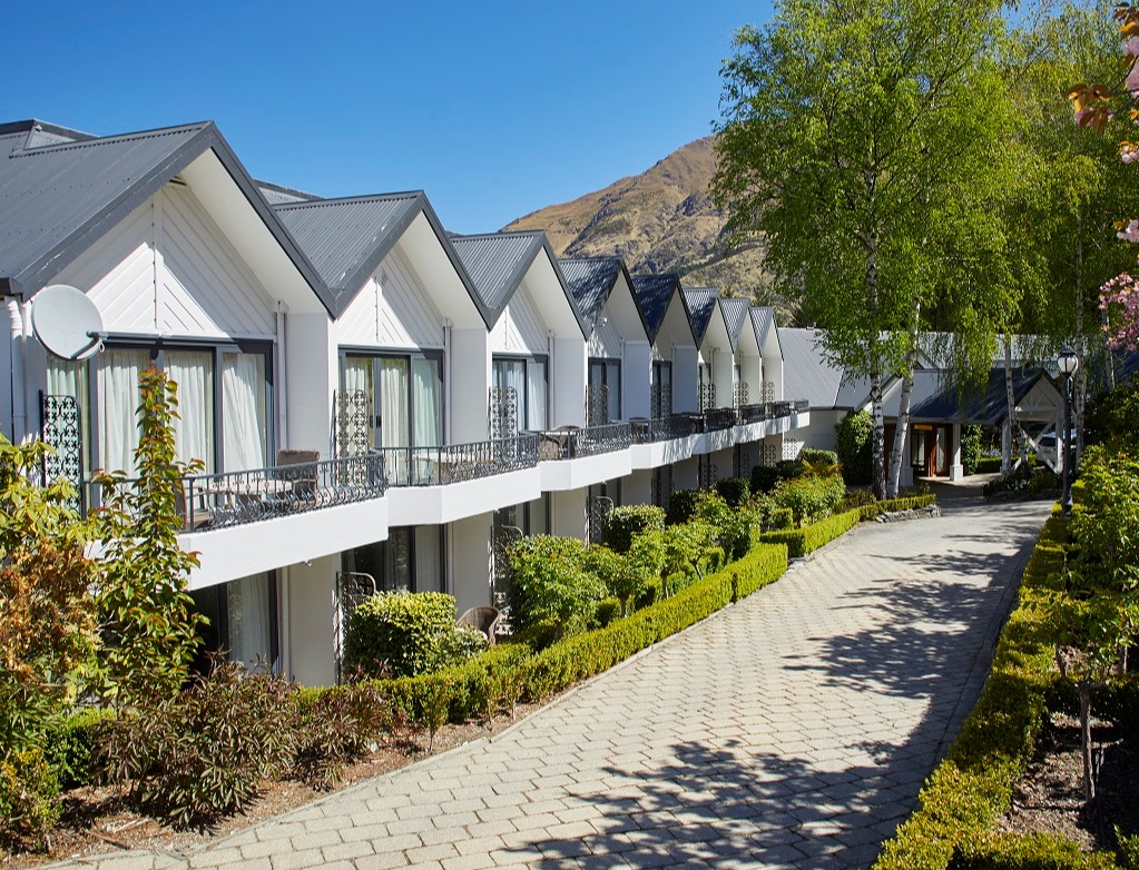 View of Nugget Point Hotel rooms from the outside.